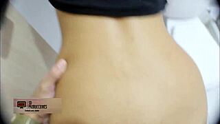 Enteado tarado fode minha buceta no banheiro do quarto - História completa.