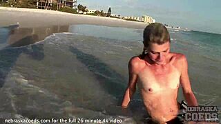 Snygg florida 18+ tjej med små pattar poserar naken utomhus