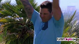 Isteri swinger dedahkan tetek besar sambil menggodakan di taman belakang semasa sesi main kumpulan liar