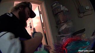 Hej Asa Akira, kaj se dogaja z zombiejem zadaj?