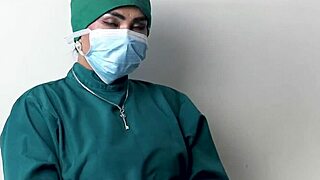 Латексные перчатки на шалунье медсестре, дразнит в больнице