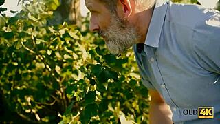 Old4k holka foukne mozek dědkovi a nechá se prásknout venku! 😍