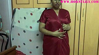 मुंबई कॉलेज की हॉर्नी लिली अपना बड़ा अस्स दिखाती है