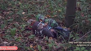 Jeny Smith, ουπς, χωρίς κυλότα κάτω από νάιλον καλσόν, σοκαρισμένος μοτοσικλετιστής στο δάσος γυμνή