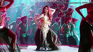 Tamanna och Zara swingar med söta vänner i sexiga outfits