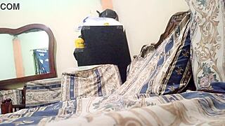 Macocha zvádza nevlastného syna sledovaním jej masturbácie klitora doma