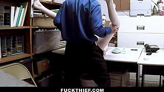 Tinejdžerka 18+ uhvaćena u krađi, sada jebana žestoko od policijskog kurca