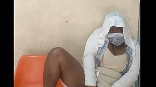 Majdnem elkaptak, ahogy játszom a nagy punci ajkaimmal