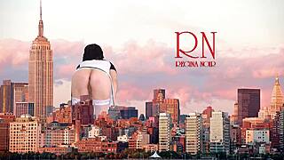 Vay Be, Dev Kadın Şehirde Külotsuz Yürüyor... O Kadar Büyük Ki King Kong Gibi! 😲