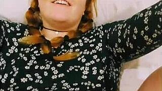 Intenzivni POV analni seks z debelimi ritkami rdečelaskami ob božiču