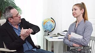 Süßes College-Mädchen von älterem Lehrer gereizt und genagelt