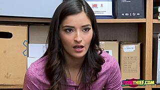 Oficer wali wielkim kutasem w chętna cipkę Emilys w biurze.