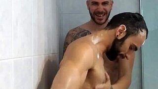 Tuširanje sa mojim heteroseksualnim prijateljem vodi do intrigantnih trenutaka.