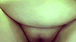 Amatööri kaveri kiusoittelee kurvitulla kropalla, luonnollisilla titeillä ja kuumalla pissalla sukkahousuissa