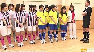 日本女生队认真听教练指示，在激烈群交课中。可爱18+少女服从每个命令。