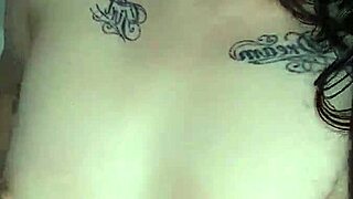 Brunette lancap pepek basah dalam panggilan video untuk kawan