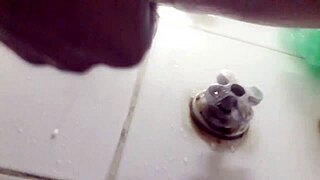 pajeandome con mi consolador en la ducha 😜