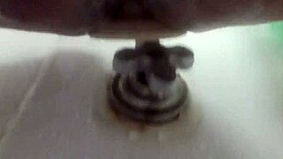 pajeandome con mi consolador en la ducha 😜