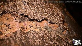 novinha masturbates on the beach until she squirts