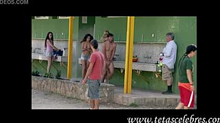 Tacuara Jawa nahá s odhaleným zadkem