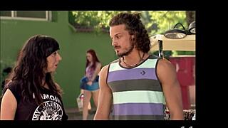 Tacuara Jawa topless dengan punggung terdedah