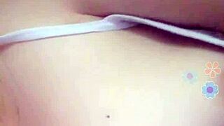 Muestra su culo grande mientras se masturba con ganas