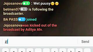 Muestra su culo grande mientras se masturba con ganas