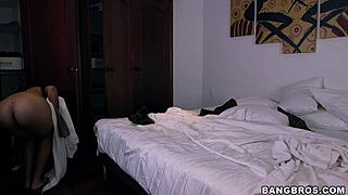 latina maid with thick body works hard