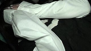 彼女とドライブしに田舎の誰もいないところに駐車して、お互いになんかシたくなってきたね！って言いながら彼女のパンツに手を、、 😏