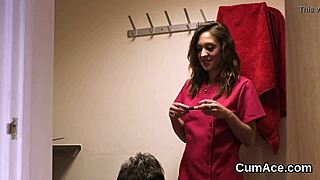 Gorąca lalka połyka każdą kroplę spermy na twarzy.