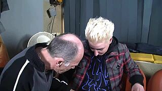 Mann, meine Frau giert nach riesigen unbekannten Schwänzen in Berliner Hausfrauen-Special!