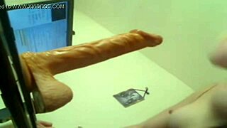 Blonde deep throats riesigen Dildo in harter Session