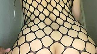 ta latinska milfčka zajaha in izmulze vsako kapo z veliko ritjo