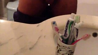 Chica joven siente emociones profundas en aventura misteriosa con coño recortado