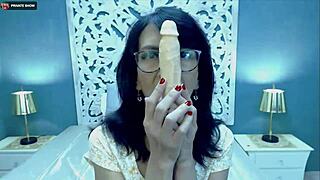 Moden webcam stjerne fanger med uventede træk i live session