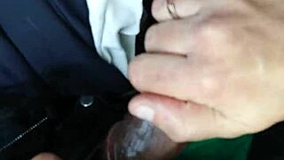 Lisa Gus keményen szopja a fekete farkot