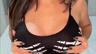 morena safada shows off, fucks pussy with dildo