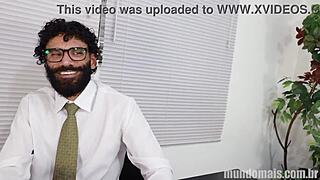 Comi o cara que me entrevistou e seu pau enorme foi incrível 😏