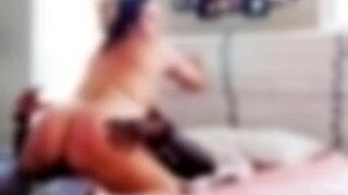 Par uživa u vanjskom doggy stilu sa gigantskim kurcem u POV-u