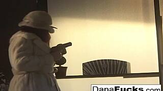 दाना डियरमंड्स ब्रूनेट बेब के साथ लेस्बियन प्यूसी मजा करती हैं टिट्स