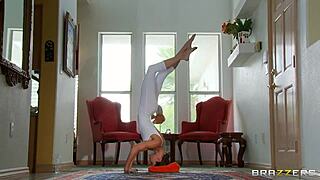 Brazzers - Dirty Masseur Jenni Lee and Johnny Sins Stretch Limits