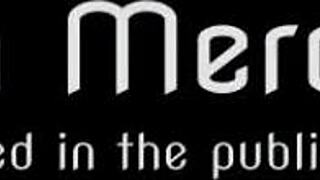 Kajod ve Maya kamusal sinemada film izliyor