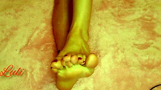Latina Woman Fixes Her Feet and Enjoys a Rich Massage