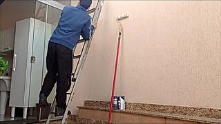 Casada seduzindo e trepando com o pintor que o marido contratou para pintar a casa