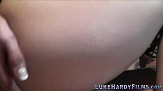 Åh man, jag fuckade upp igen när jag tittade på brittiska horan suga kuk och handjob så hårt i POV