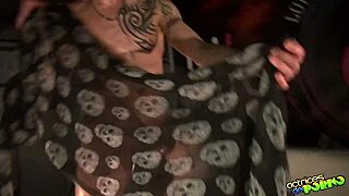 Watch Aris Dark and David Mistral in erotic public play in Oporto?