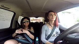 duas gatas se exibindo na rua e transando com cara dentro de um jimmi pernocas sumaya ganesha