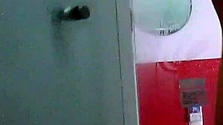 Saya lancap dalam mandi sementara dia tarik kote saya di luar