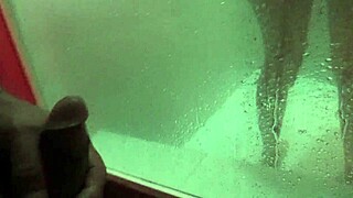 Saya lancap dalam mandi sementara dia tarik kote saya di luar