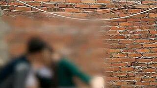 Sesso pubblico, studentessa messicana succhia il compagno dietro le aule part 1! 😜